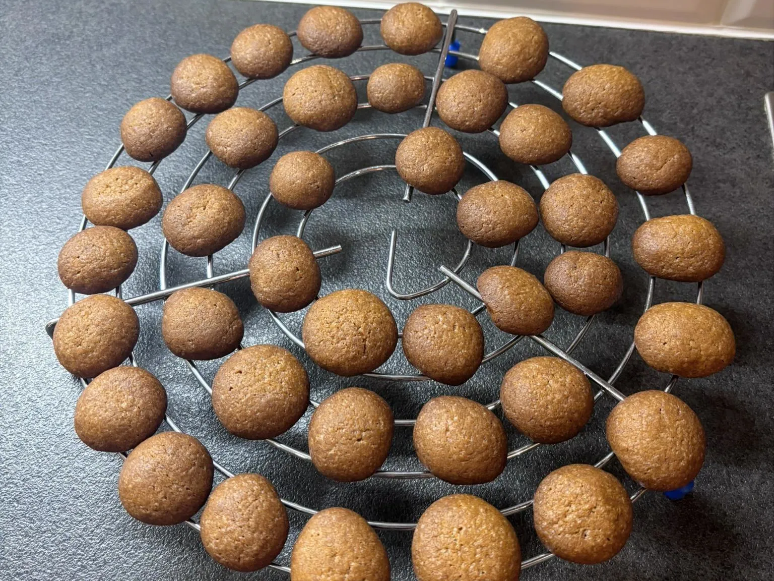 Huisgemaakte kruidnoten op een bakplaat.