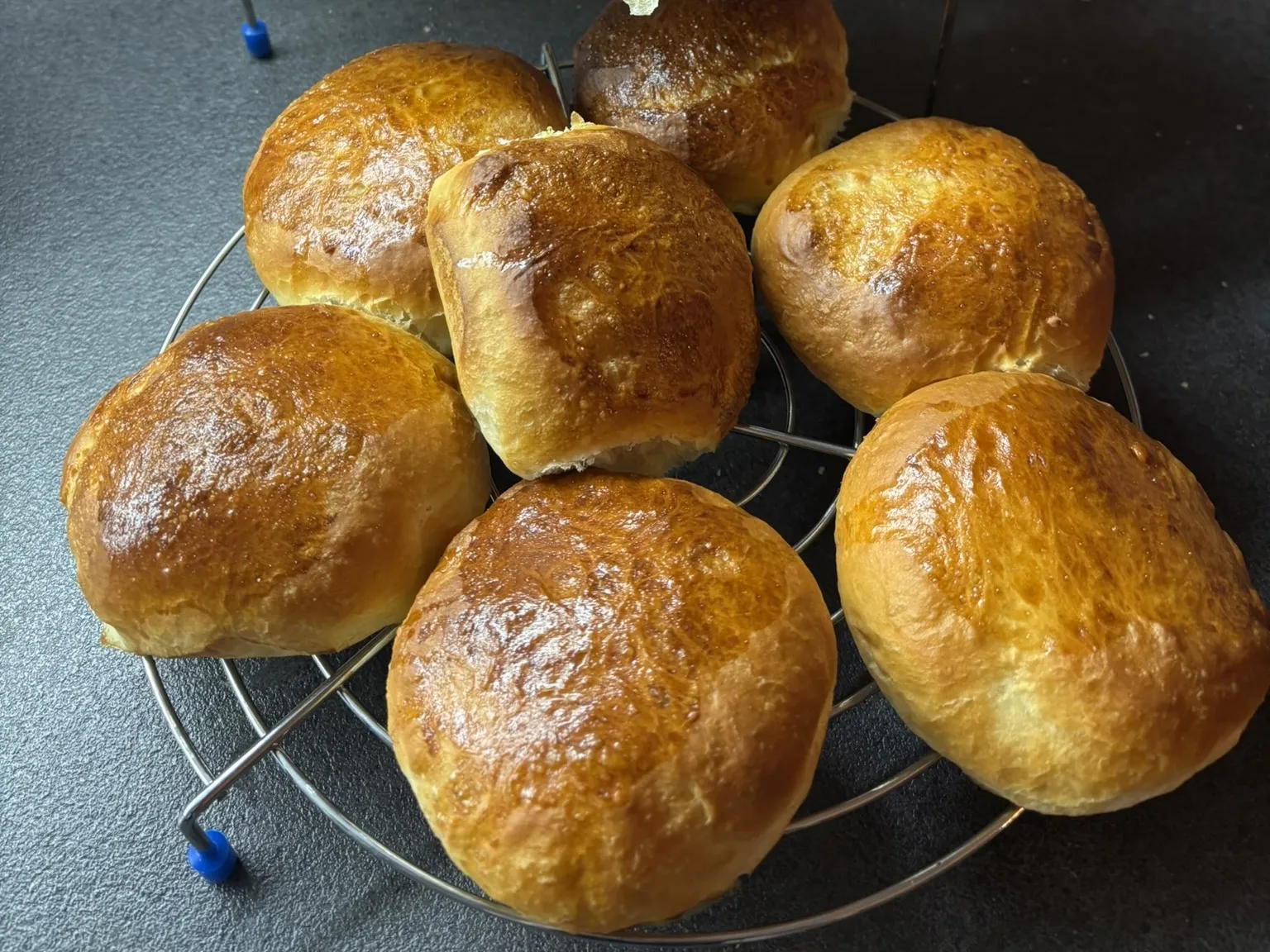 Ronde sandwiches op een bakplaat